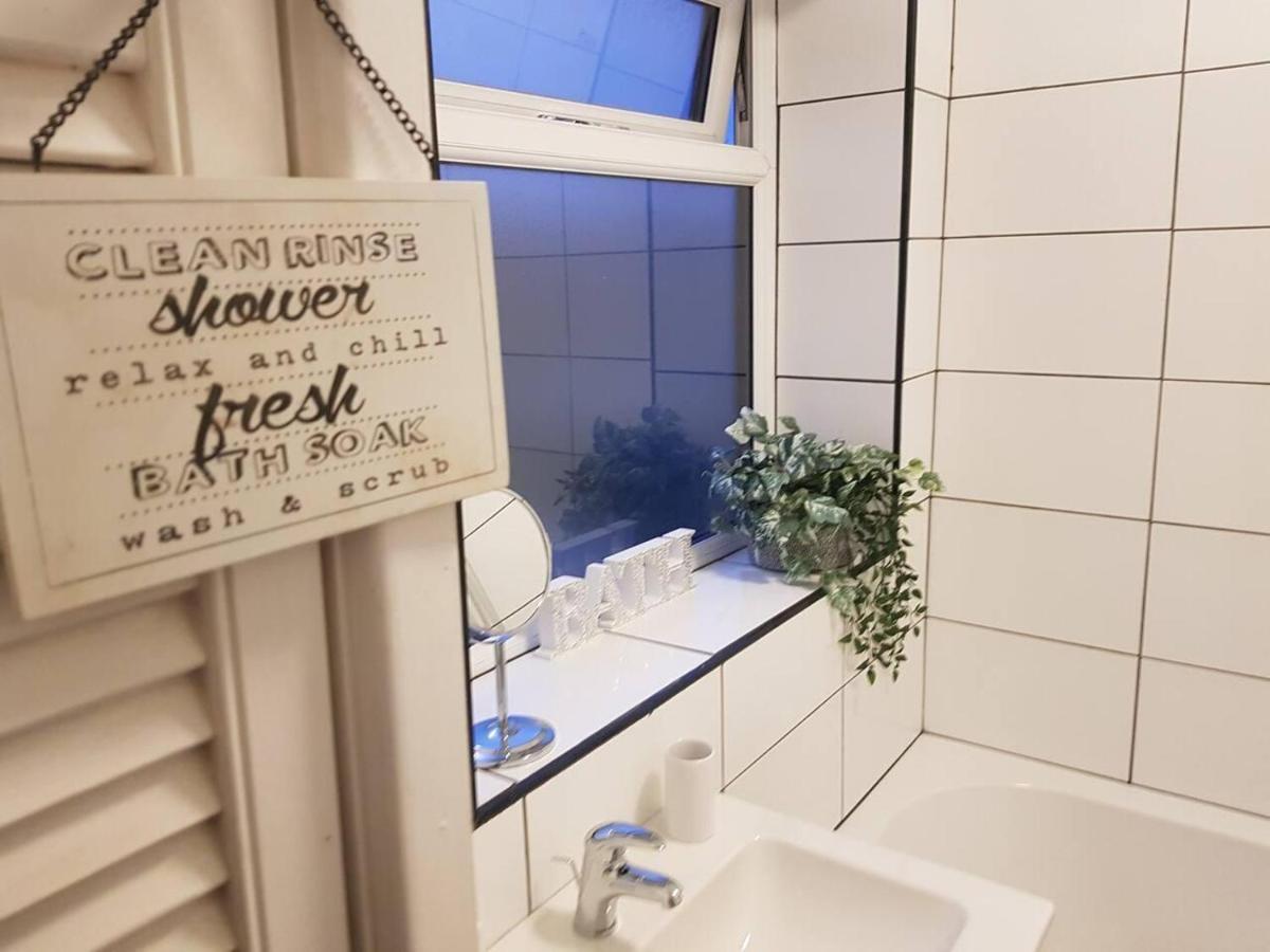 Вілла Bright 4-Bed House 15 Min To Manchester Centre Екстер'єр фото