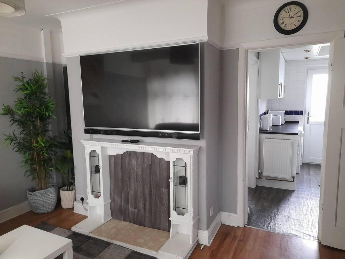 Вілла Bright 4-Bed House 15 Min To Manchester Centre Екстер'єр фото
