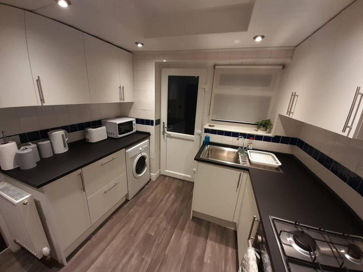 Вілла Bright 4-Bed House 15 Min To Manchester Centre Екстер'єр фото